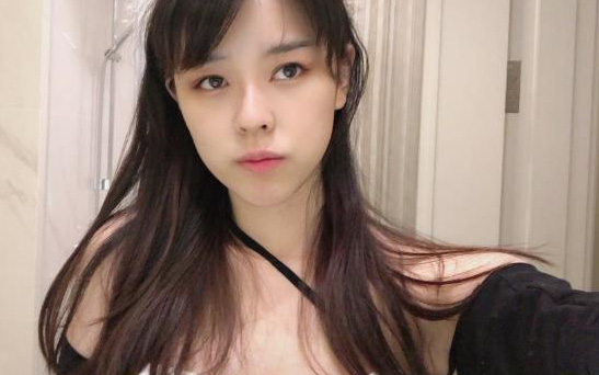 Đổi style ăn diện như &quot;bánh bèo&quot;, nữ thần mặt mộc được fan khuyên nên học Photoshop ngay và luôn!