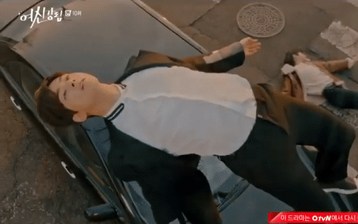 Cha Eun Woo bị xe đâm mà bay như chim ở True Beauty, netizen cười ngất: &quot;Chờ anh đáp đất em ngủ được một giấc&quot;