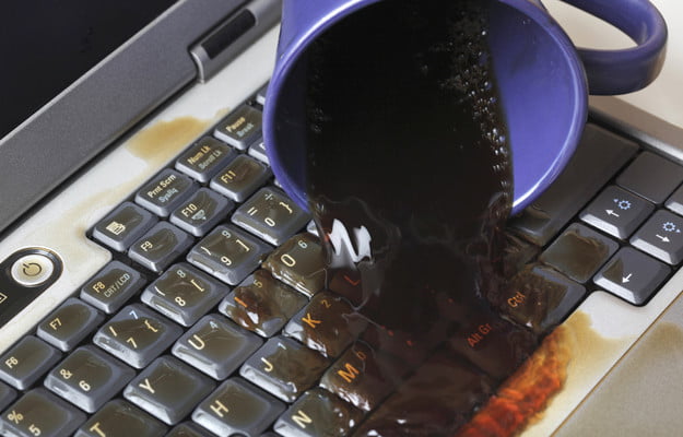 Nếu chẳng may đổ nước hay cà phê lên laptop, đây là 5 bước thần thánh để giải nguy cực kỳ hiệu quả - Ảnh 1.