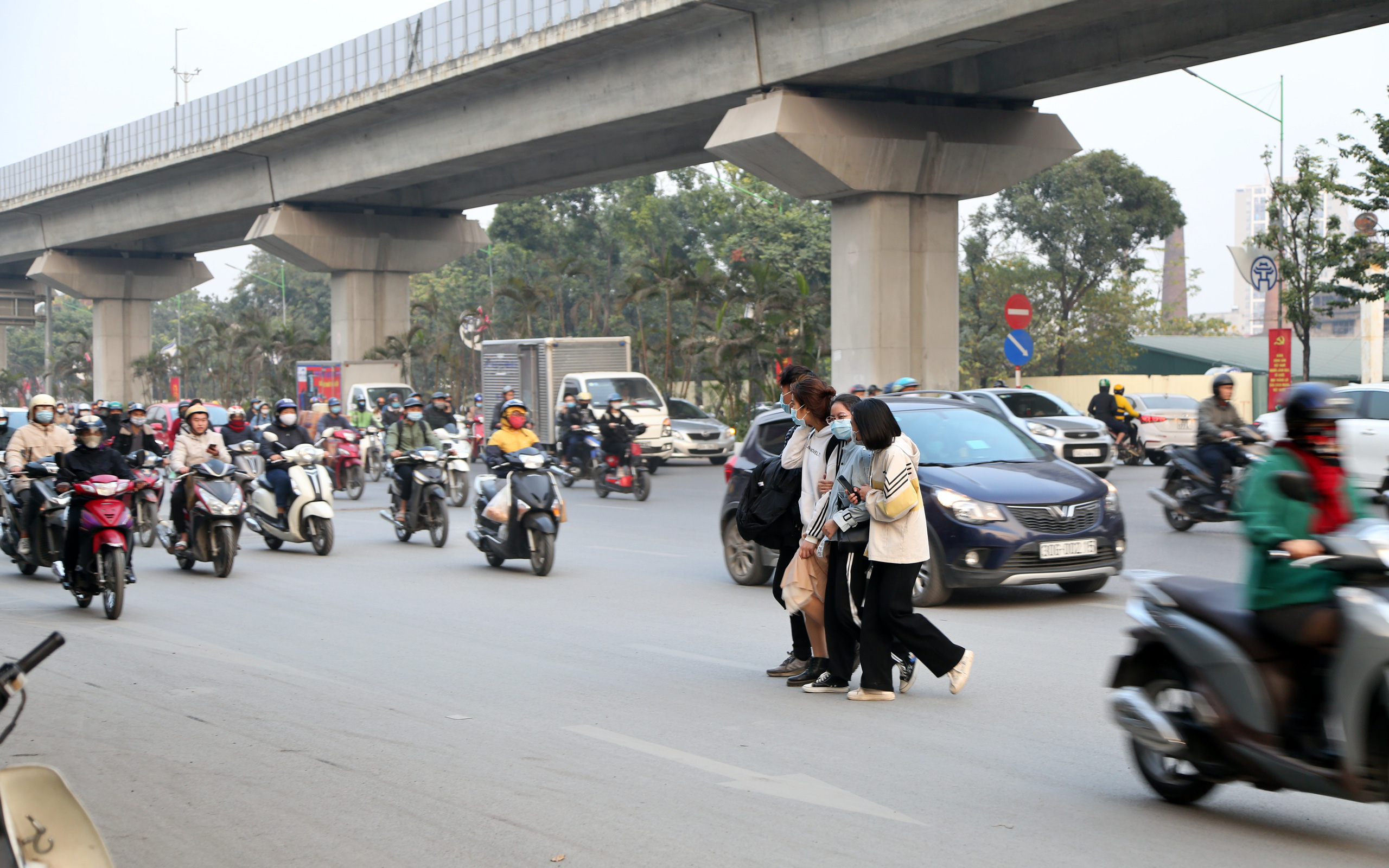 Hà Nội: Sau vụ tai nạn khiến 2 nạn nhân tử vong thương tâm, nhiều người vẫn bất chấp băng qua dòng xe như mắc cửi trên đường Nguyễn Trãi