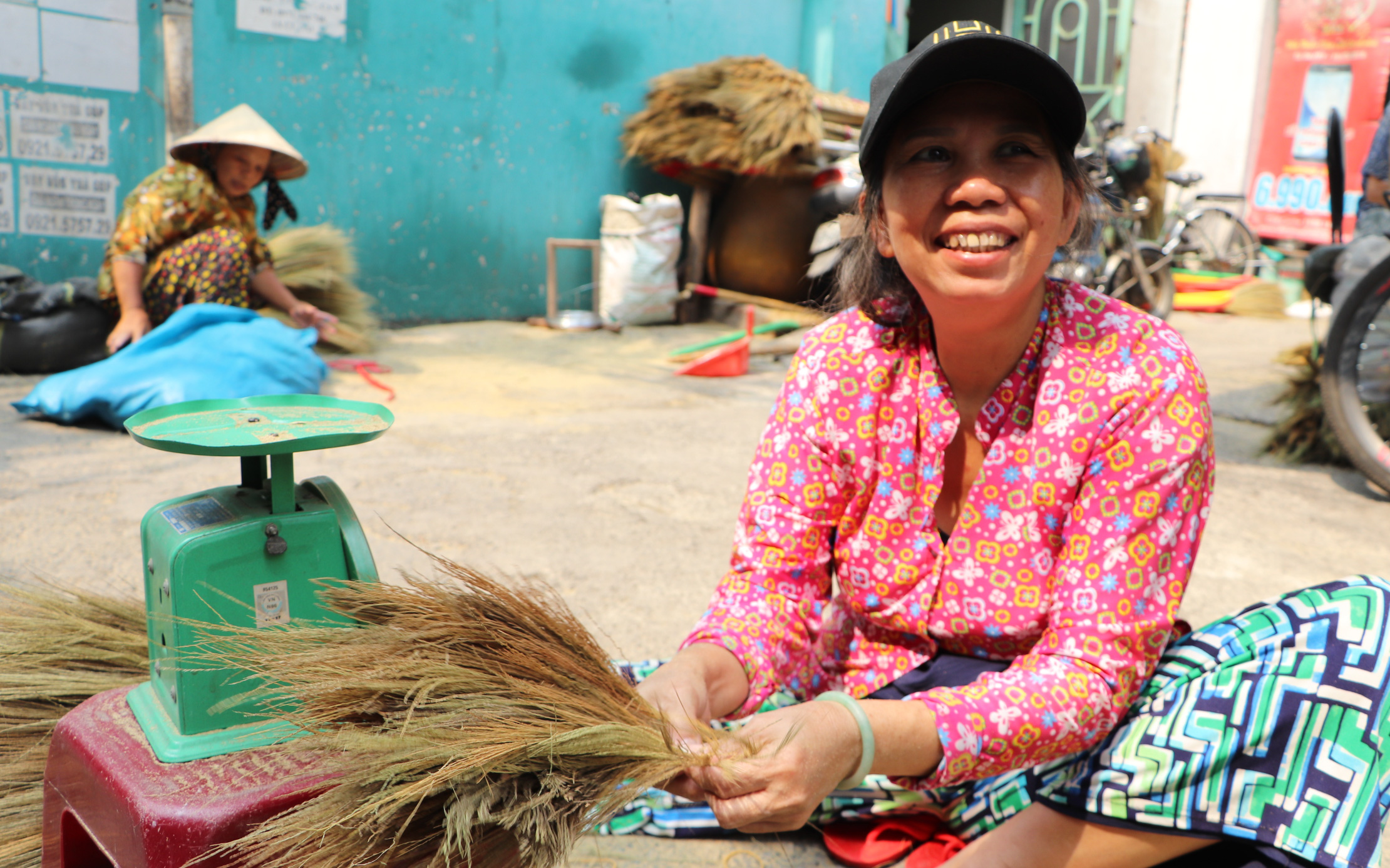 Những ngày bận rộn của xóm chổi đót duy nhất ở Sài Gòn: 