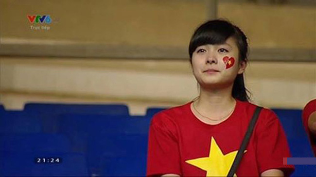 Nữ sinh khóc nức nở khi đội tuyển Việt Nam thua trận, ai ngờ khoảnh khắc chụp lén lại thay đổi cuộc đời ngoạn mục - Ảnh 2.