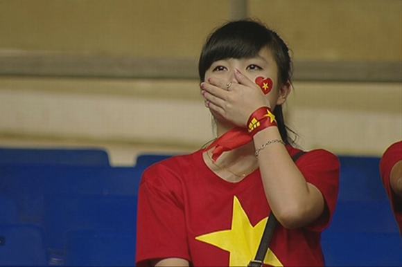 Nữ sinh khóc nức nở khi đội tuyển Việt Nam thua trận, ai ngờ khoảnh khắc chụp lén lại thay đổi cuộc đời ngoạn mục - Ảnh 1.