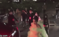 Team qua đường tung clip cận visual Bích Phương tại thảm đỏ WeChoice 2020, phản ứng khi bị giẫm vào váy bỗng gây sốt