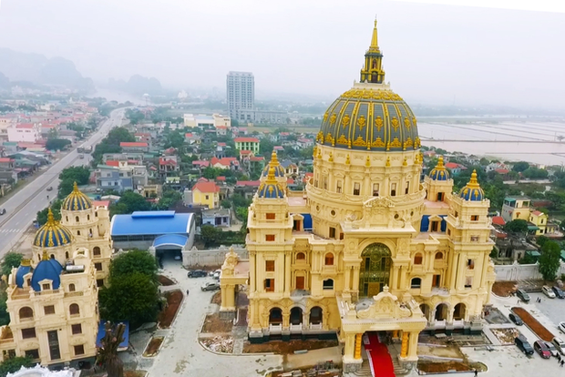Cận cảnh lâu đài dát vàng của đại gia xi măng ở Ninh Bình: Xây thô hết 400 tỷ, nội thất đắt đến choáng ngợp - Ảnh 3.