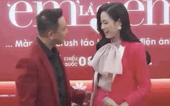 Hoa hậu Đỗ Thị Hà gặp tình huống khó xử khi chụp ảnh cùng Hứa Vĩ Văn trên thảm đỏ và pha phản ứng vẹn cả đôi đường