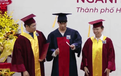 Nam sinh &quot;cả gan&quot; đốt lửa trên sân khấu lễ tốt nghiệp, tưởng bị mắng ai ngờ lại được tán dương vì cute quá