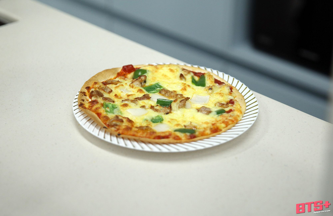 Jungkook (BTS) tận dụng đồ thừa làm pizza cực nhanh, ai muốn có cheap moment với idol thì học ngay - Ảnh 2.