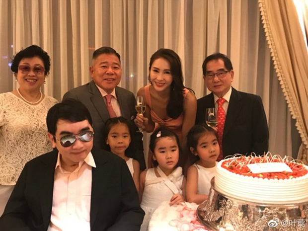 Đệ nhất mỹ nhân TVB Lê Tư khoe ảnh sinh nhật tuổi 50, ông xã tỷ phú và em trai tàn tật hiếm hoi lộ diện bèn chiếm luôn spotlight - Ảnh 8.