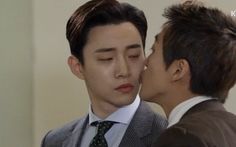 Có ai ngờ 7 cảnh phim này lại là hàng &quot;tự chế&quot; của diễn viên: Nam Goong Min tự dưng hôn &quot;bạn trai&quot; luôn đó trời