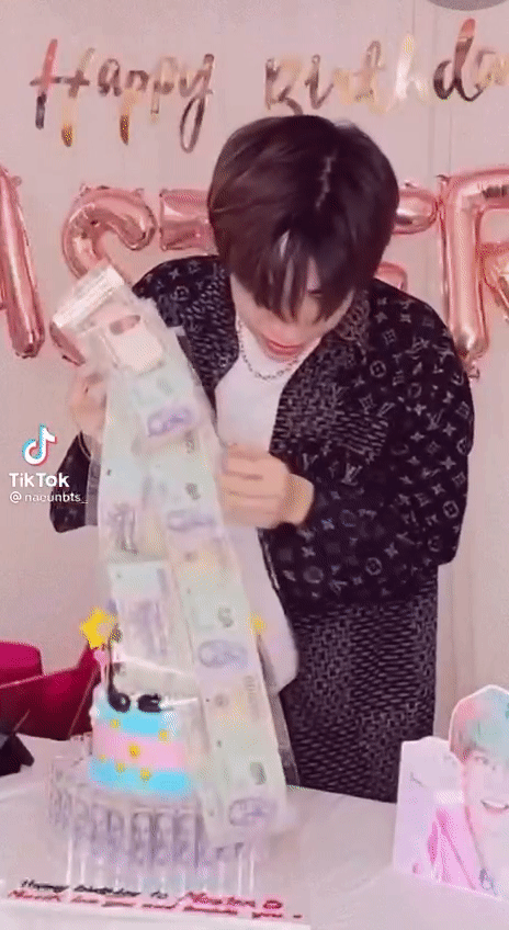 Không chỉ được quảng bá rầm rộ tại Thái, nam ca sĩ Việt còn nhận quà cực khủng từ fan quốc tế, đúng nghĩa không có gì ngoài tiền luôn! - Ảnh 3.