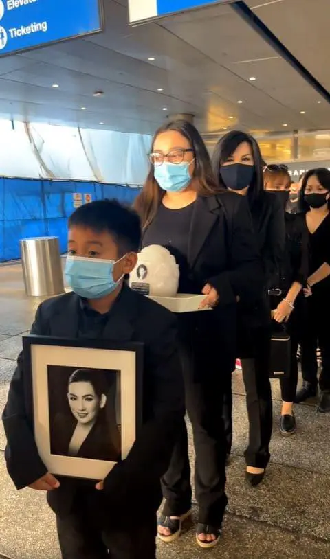Con gái ruột cố ca sĩ Phi Nhung bật khóc nức nở bên Việt Hương khi nhận tro cốt của mẹ ở sân bay - Ảnh 7.