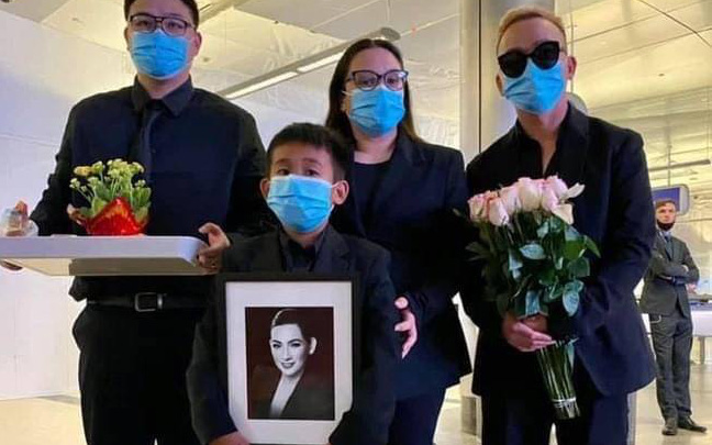 Con gái ruột cố ca sĩ Phi Nhung bật khóc nức nở bên Việt Hương khi nhận tro cốt của mẹ ở sân bay