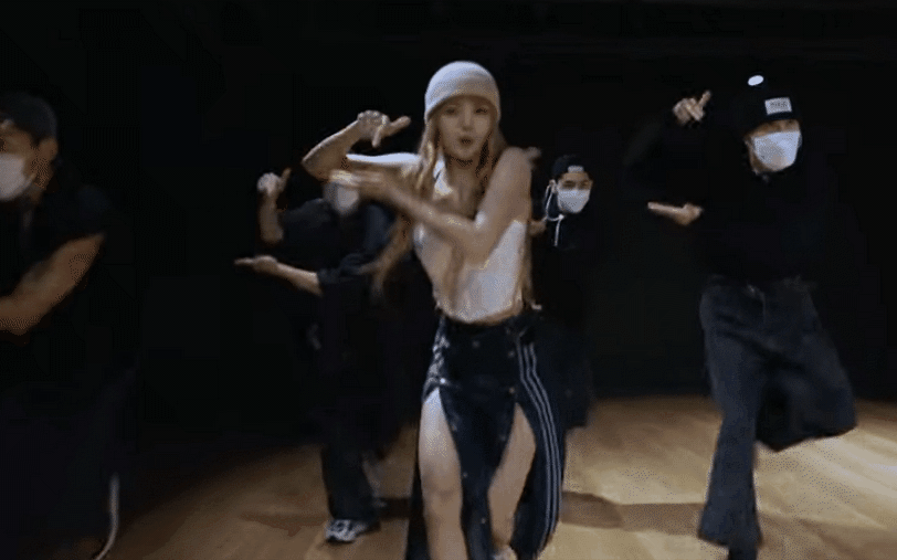 YG tung bản vũ đạo MONEY để &quot;dỗ dành&quot; fan nhưng tiết kiệm không chịu bật đèn, còn để Lisa mặc đồ cũ?