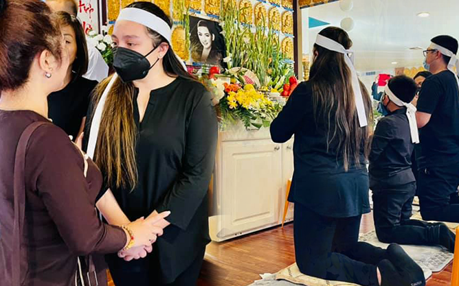 Con gái và gia đình đã đeo tang trong lễ viếng ca sĩ Phi Nhung ở chùa, Thuý Nga bất ngờ vì 1 chi tiết?