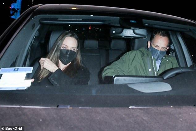 Angelina Jolie lại đi hẹn hò với chồng cũ, lộ ảnh trong xe làm dân tình rần rần: Liệu có tái hợp sau 20 năm? - Ảnh 2.