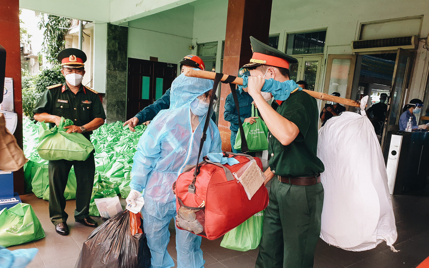 Bộ Tư lệnh TP.HCM tặng quà, gánh hành lý giúp người dân về quê bằng tàu hoả