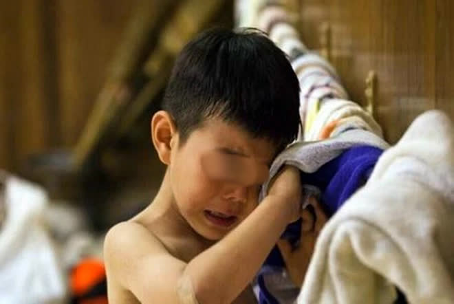 Bé trai 4 tuổi bị lạm dụng tình dục ở trường mẫu giáo trọng điểm, ông chú lạ mặt trong lời kể của cậu bé khiến dư luận xứ Trung bàng hoàng - Ảnh 1.