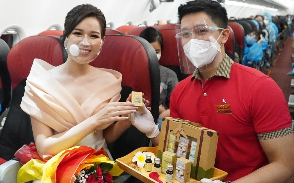 Cùng Hoa hậu Đỗ Thị Hà đón ngày 20/10 đặc biệt trên tàu bay Vietjet
