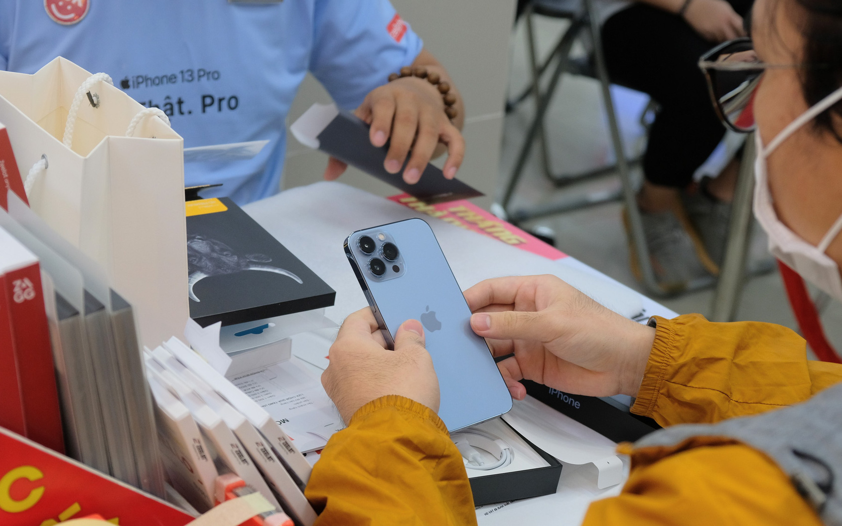 iPhone 13 cháy hàng ngay ngày đầu mở bán: Chợ đen &quot;bán sang tay&quot; các suất đặt cọc chênh lệnh từ 2 đến 3 triệu đồng