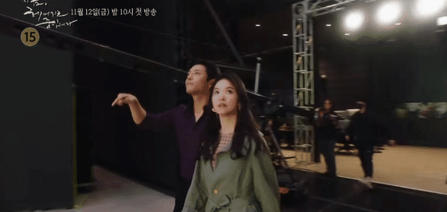 Bom tấn của Song Hye Kyo lại tung hàng nóng: Sốc với visual tuổi 40 của chị đẹp, đến dầm mưa cũng xuất sắc luôn! - Ảnh 2.