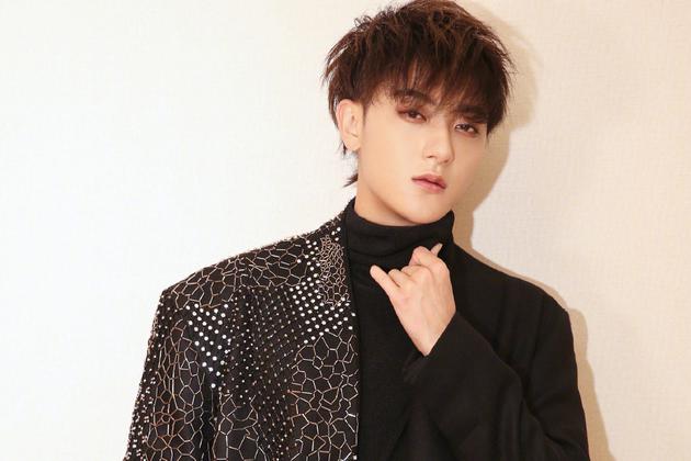 Nam nghệ sĩ kêu gọi fan đừng mất lý trí vì mình, nghe lý do đằng sau dân tình vỗ tay gọi luôn là Hoàng Thẳng Thắn - Ảnh 1.