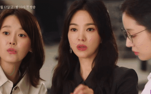 Bom tấn của Song Hye Kyo lại tung &quot;hàng nóng&quot;: Sốc với visual tuổi 40 của chị đẹp, đến dầm mưa cũng xuất sắc luôn!