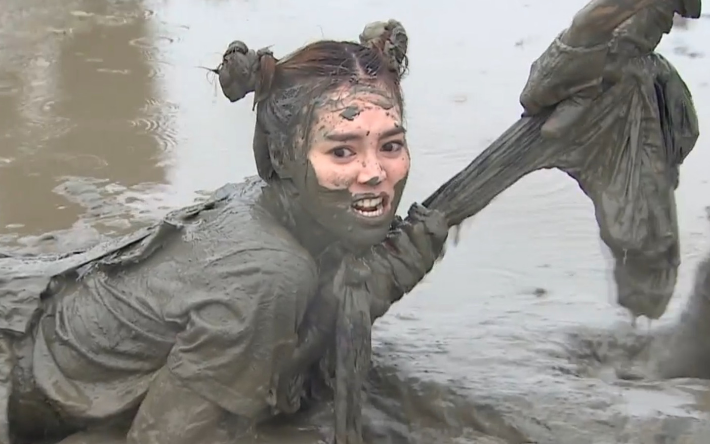 Thúy Ngân bị giằng xé dữ dội ở trụ sở SBS, Lan Ngọc bị kéo lê trong bùn