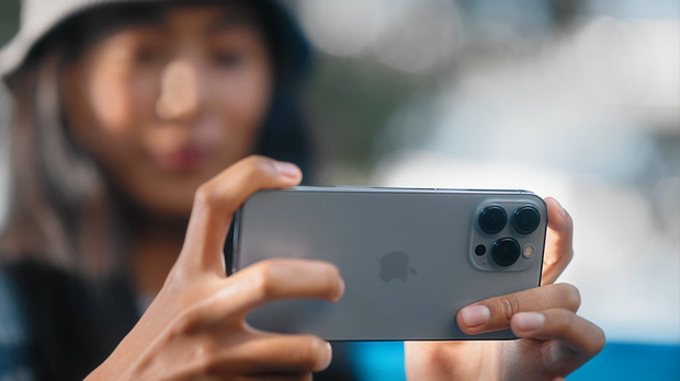 Apple dùng 1001 mỹ từ để miêu tả camera iPhone 13 nhưng cũng phải chào thua một chiếc điện thoại Android vì tính năng này! - Ảnh 1.