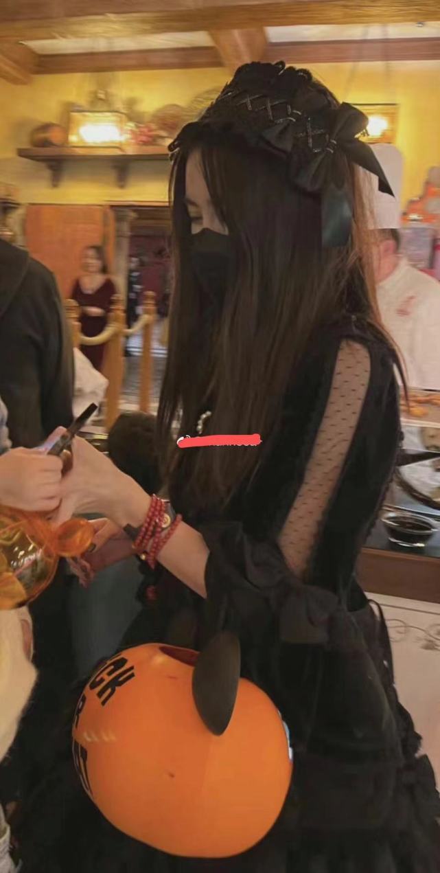 Angela Baby lên đồ chơi Halloween xịn sò, ai dè dân tình chỉ dán mắt vào quý tử giống Huỳnh Hiểu Minh như đúc - Ảnh 8.