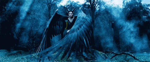 Xỉu ngang sự thật đôi cánh của Maleficent: Lên phim hoành tráng thế này, hậu trường tụt mood cả ngày cho xem! - Ảnh 1.