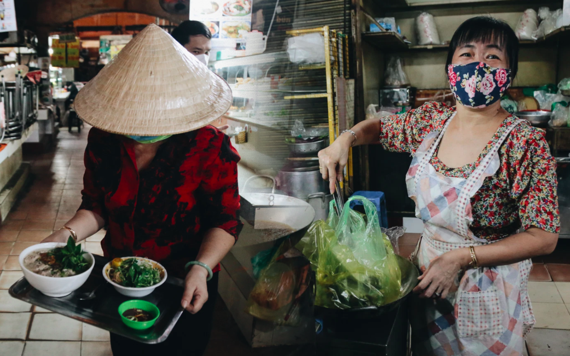 Tiểu thương phấn khởi khi chợ Bến Thành dần nhộn nhịp trở lại: "Mừng lắm, mong Sài Gòn trở lại cuộc sống như ngày xưa"