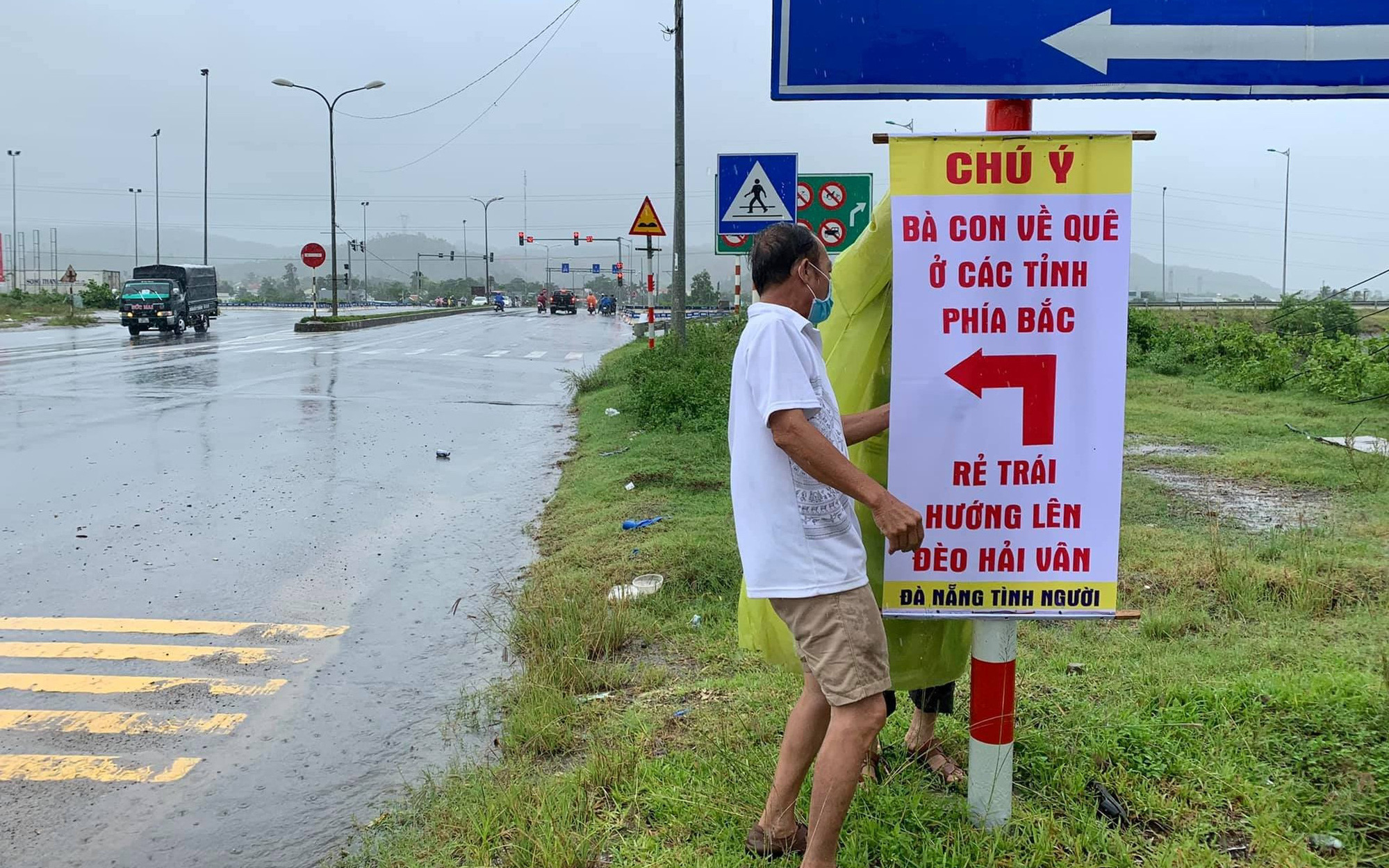 Người Đà Nẵng tặng xe máy mới, "đội mưa" treo biển chỉ đường giúp đồng bào hồi hương