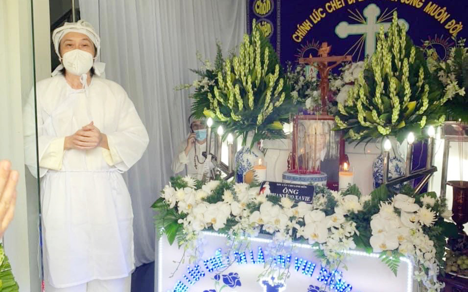 NS Hoài Linh lần đầu lộ diện sau 4 tháng ở ẩn, tiều tuỵ thấy rõ trong tang lễ bố ruột vừa qua đời tại Việt Nam