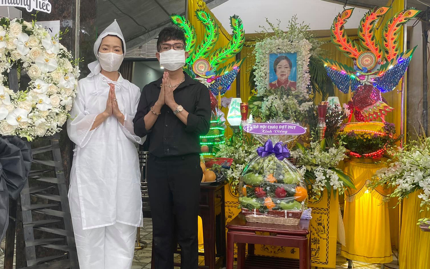 Trịnh Kim Chi tiều tuỵ, buồn bã trong tang lễ mẹ ruột, Long Nhật thành kính đến chia buồn