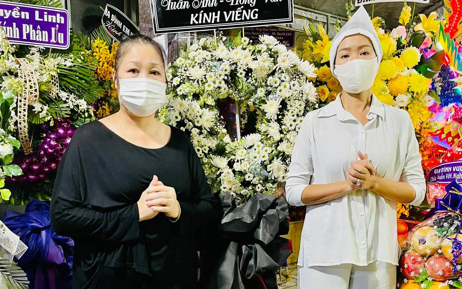 Tang lễ mẹ ruột Trịnh Kim Chi: NS Hồng Vân đến viếng, xót xa khi nhìn thấy đàn em suy sụp, ốm đi vì quá đau buồn