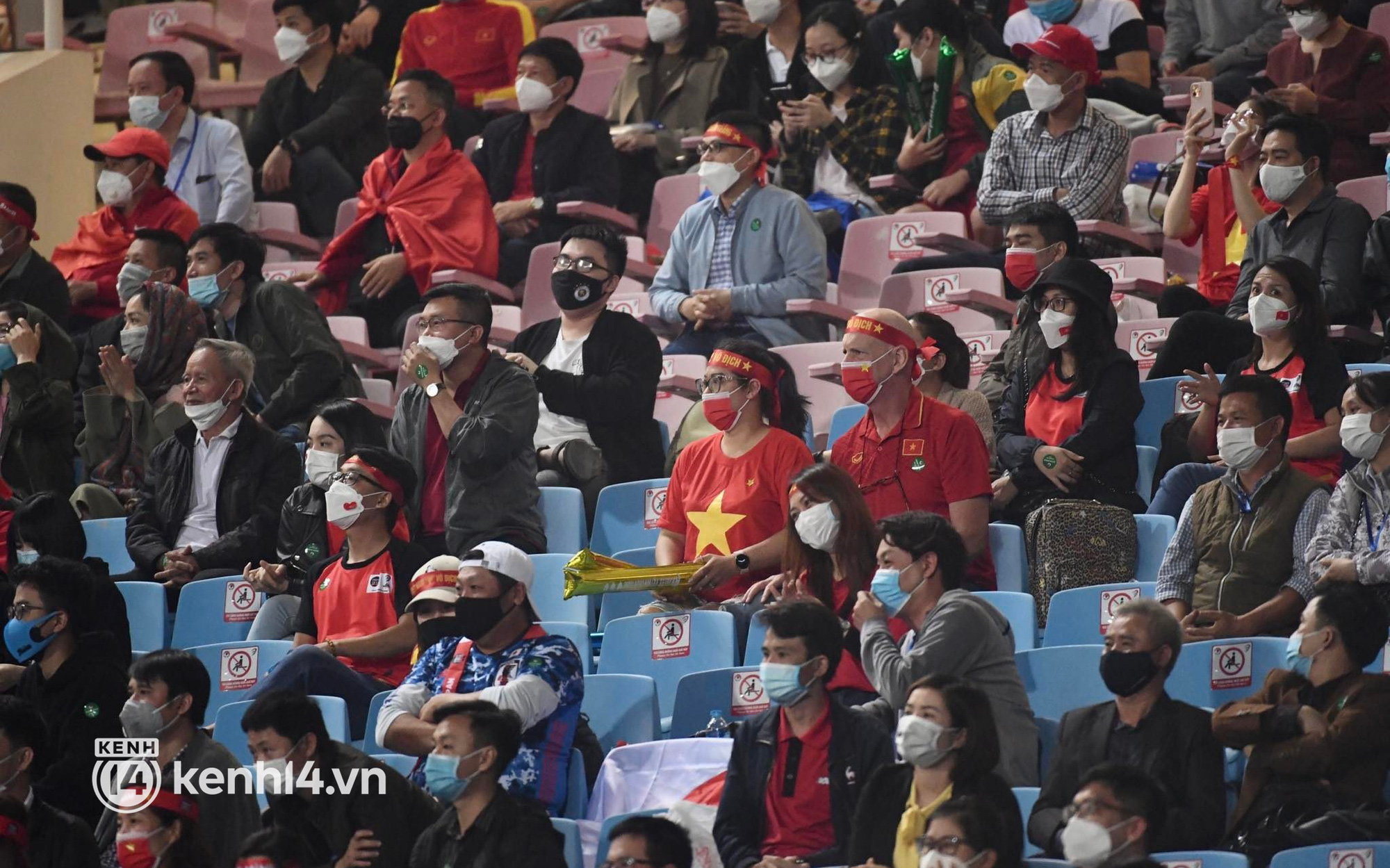 Muôn kiểu cổ vũ đội tuyển Việt Nam trong trận đấu với Nhật Bản: Hơn 10k người cháy hết mình tại SVĐ, nhiều người tụ tập ở quán, người lại ở nhà vừa xem vừa tránh dịch
