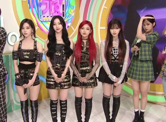 Chung khung hình với một nữ thần Kpop Gen 2, Karina (aespa) được khen đẹp lấn át đàn chị nhờ 2 điểm này - Ảnh 6.