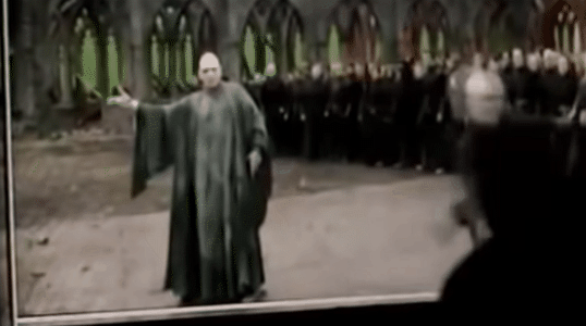 Thì ra Harry Potter tập cuối có cảnh phim cực đỉnh của Draco Malfoy bị cắt bỏ: Hành động nhỏ sốc óc thiên hạ, Voldemort phải đứng hình! - Ảnh 3.