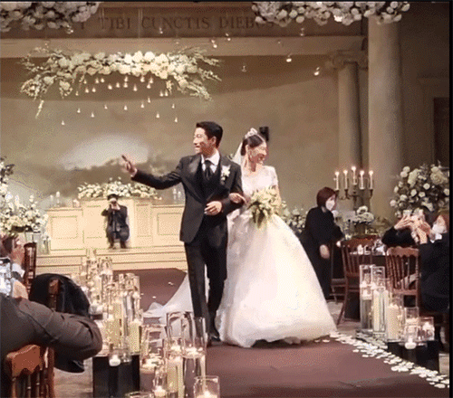 Dàn sao đổ bộ đám cưới nam idol nhà YG: Thái tử Joo Ji Hoon - Heechul điển trai kệ cam thường, mỹ nam iKON trổ tài hát mừng - Ảnh 3.