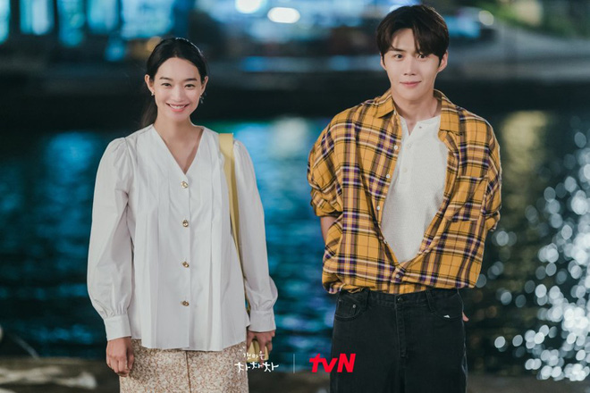 4 sao Hàn và tủ đồ siêu chán trên phim: Cha Eun Woo như mượn đồ của bố, Han So Hee kém sang hẳn luôn! - Ảnh 2.