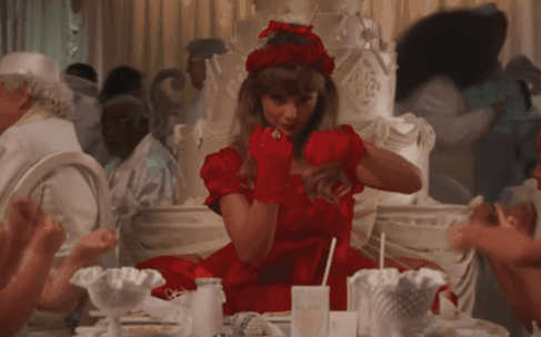 Taylor Swift &quot;mean&quot; quá rồi: Đến tận đám cưới người yêu cũ &quot;ám&quot; cho bằng được, còn ngang nhiên dạy trẻ con giơ ngón tay thối