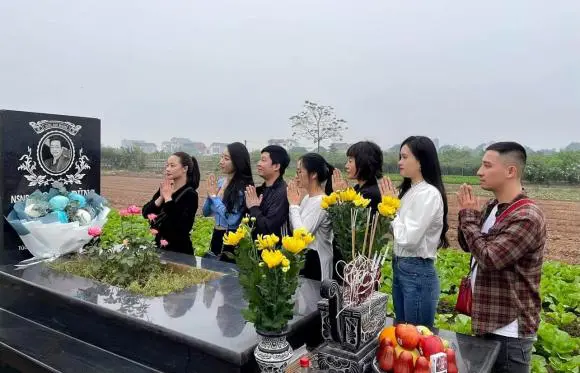 Thanh Hương cùng đồng nghiệp đi viếng mộ NSND Hoàng Dũng, tiết lộ câu chuyện xúc động về người quá cố - Ảnh 2.