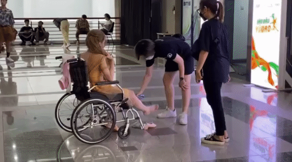 Liz Kim Cương chấn thương nặng, vẫn ngồi xe lăn quyết đấu show vũ đạo - Ảnh 1.
