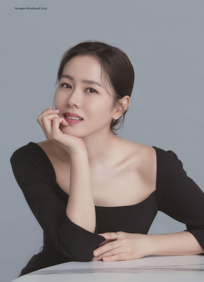 Son Ye Jin lần đầu lộ diện với tạo hình bác sĩ, còn được trai đẹp đưa rước tận cửa ở hậu trường phim mới? - Ảnh 4.