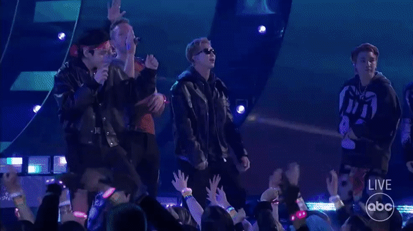 BTS diễn tại AMAs mà như ở concert riêng, kết hợp Coldplay siêu đỉnh nhưng góc quay khiến fan tức á - Ảnh 2.