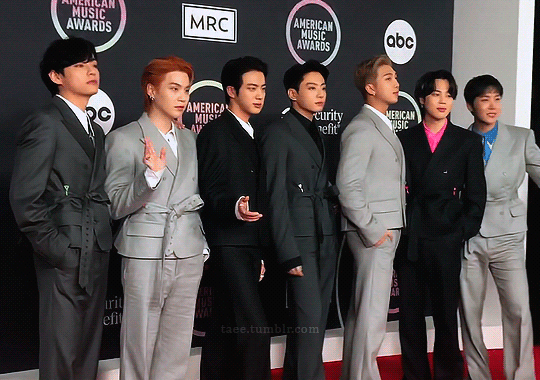 BTS nhận Daesang tại Mỹ nhưng lại mặc outfit nhăn nhúm kém sang, fan bênh stylist chằm chặp dù Knet đòi đuổi cổ? - Ảnh 6.
