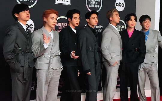 BTS nhận &quot;Daesang&quot; tại Mỹ nhưng lại mặc outfit nhăn nhúm kém sang, fan bênh stylist chằm chặp dù Knet đòi &quot;đuổi cổ&quot;?