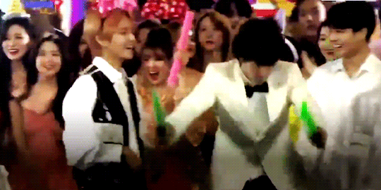 TWICE reaction màn nhảy nhót đá văng hình tượng của BTS: Nayeon thả phanh, biểu cảm của Tzuyu - Mina cực bí ẩn! - Ảnh 2.