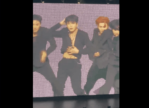 Khoảnh khắc nóng bỏng tay tại concert 40.000 người của BTS: Hot nhất là màn lộ ngực, phanh áo của em út Jungkook! - Ảnh 3.